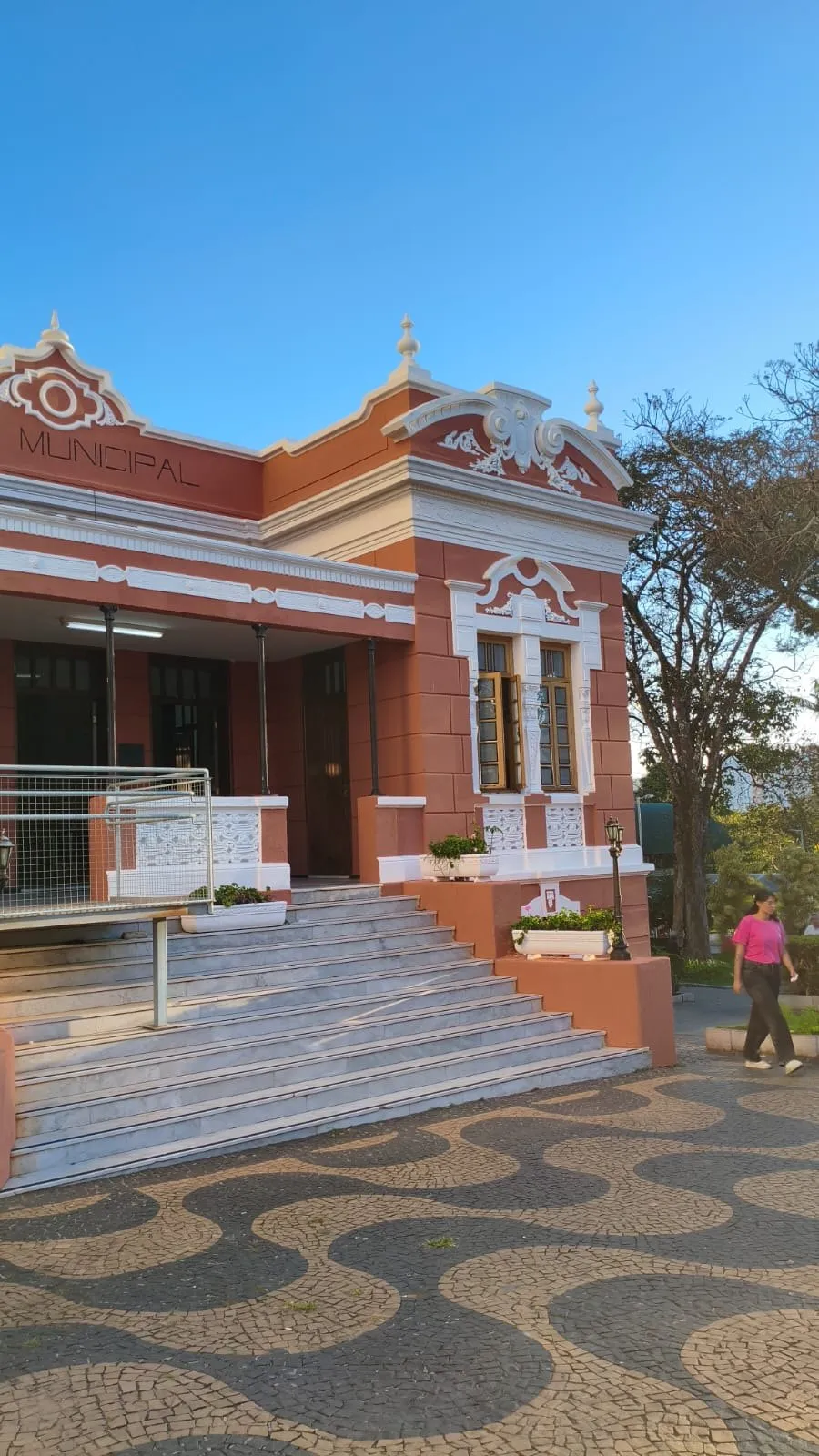 Fachada principal do Paço Municipal de Itatiba com escadaria e calçada de pedra portuguesa