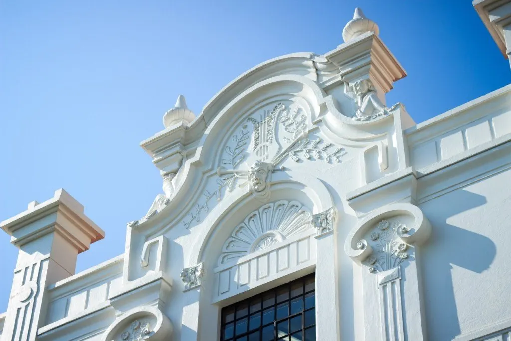 Detalhe do frontão ornamentado da fachada do Polytheama contra o céu azul