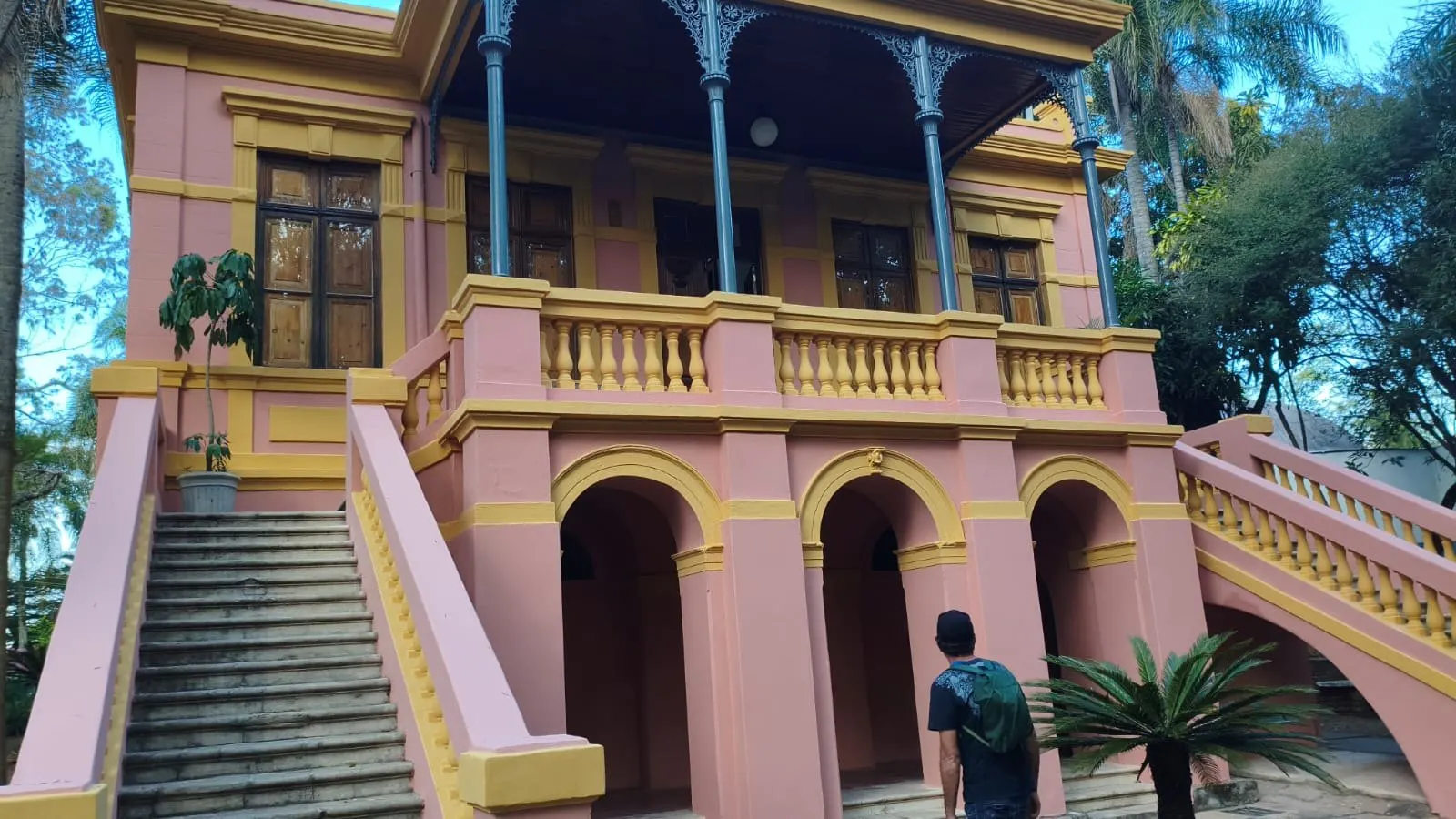 Escadarias e arcos da fachada principal do palacete após a pintura