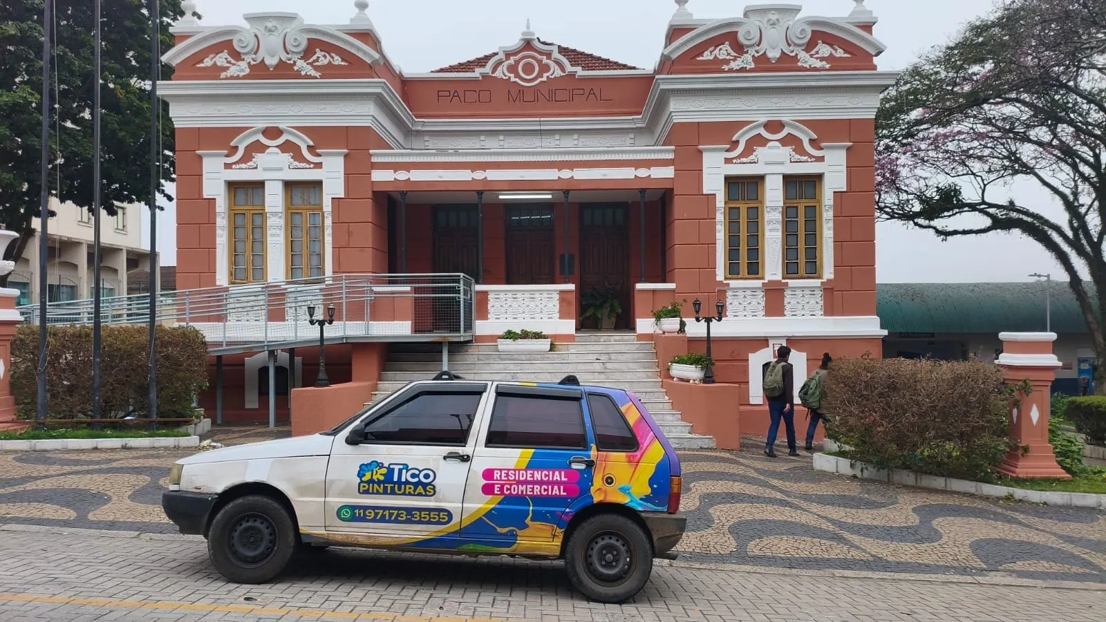 Veículo da Tico Pinturas estacionado em frente ao Paço Municipal recém-pintado