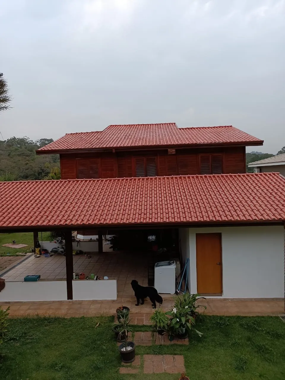 Varanda coberta e telhado da casa de campo