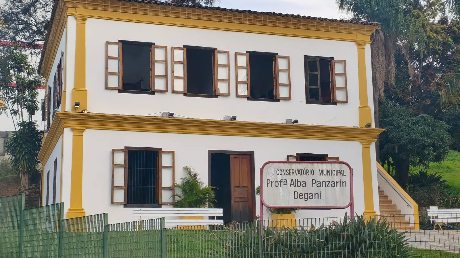 Fachada com a placa do Conservatório Municipal