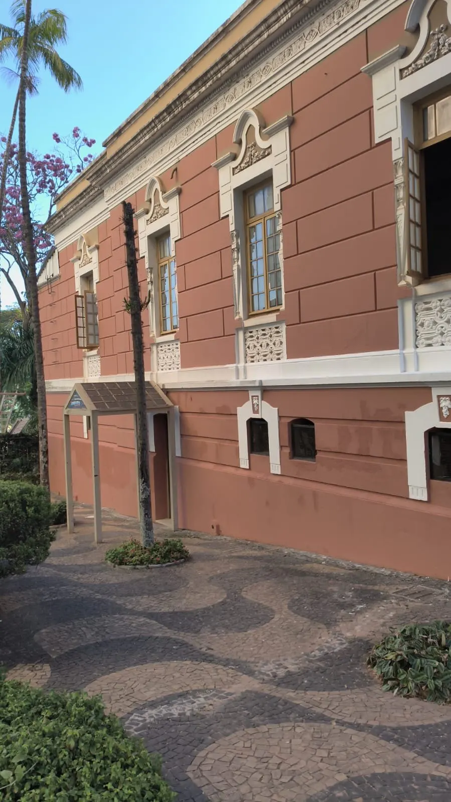 Fachada lateral do Paço vista da praça com calçada de pedra portuguesa