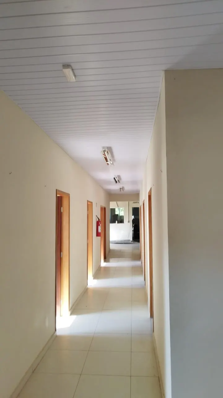 Corredor de serviço com paredes em tom areia