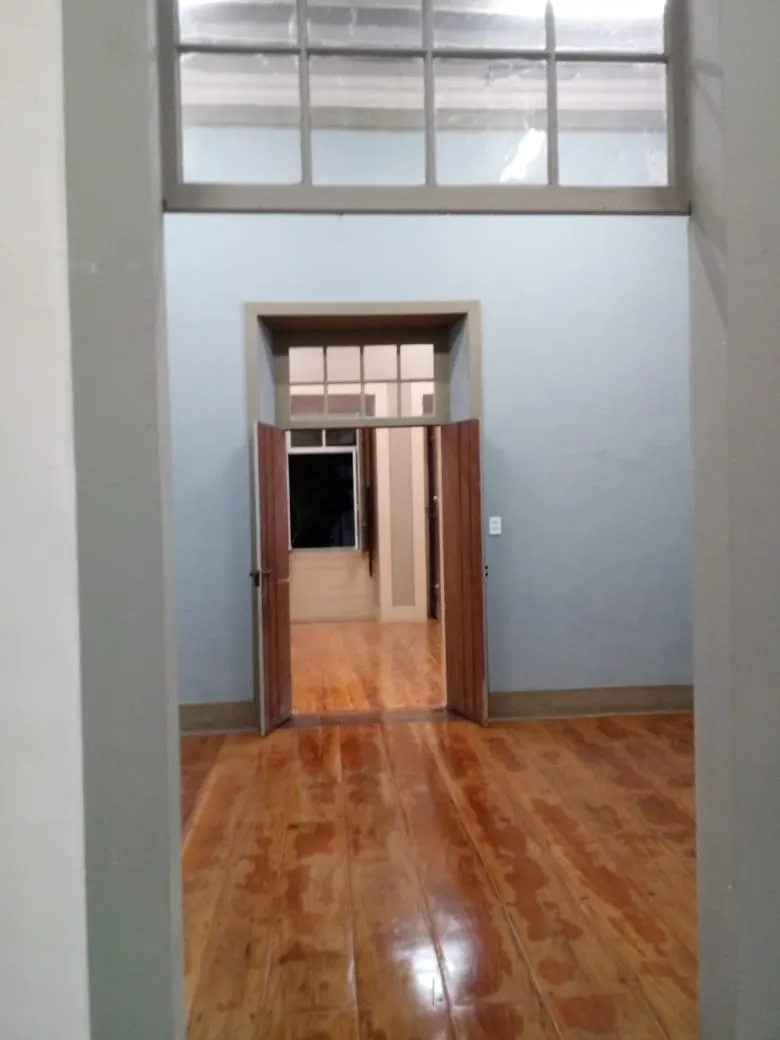 Corredor com portas de madeira e paredes em cinza-azulado