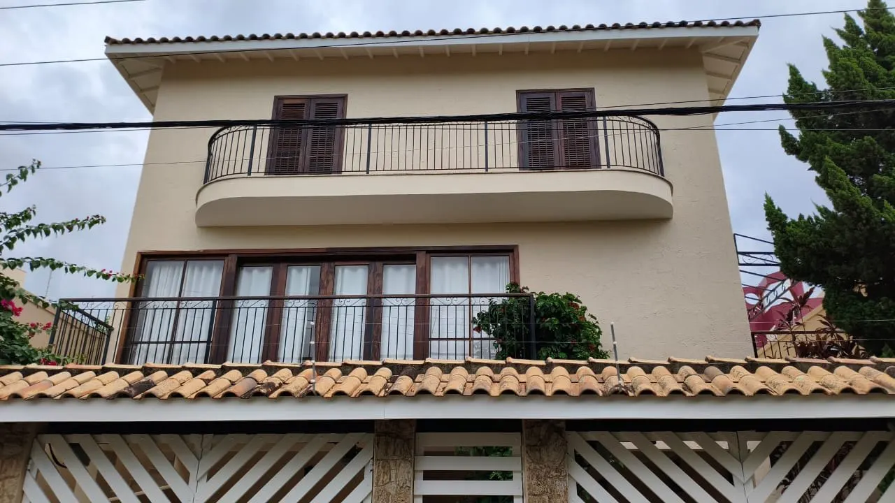 Sobrado com sacada e telhado colonial com fachada renovada