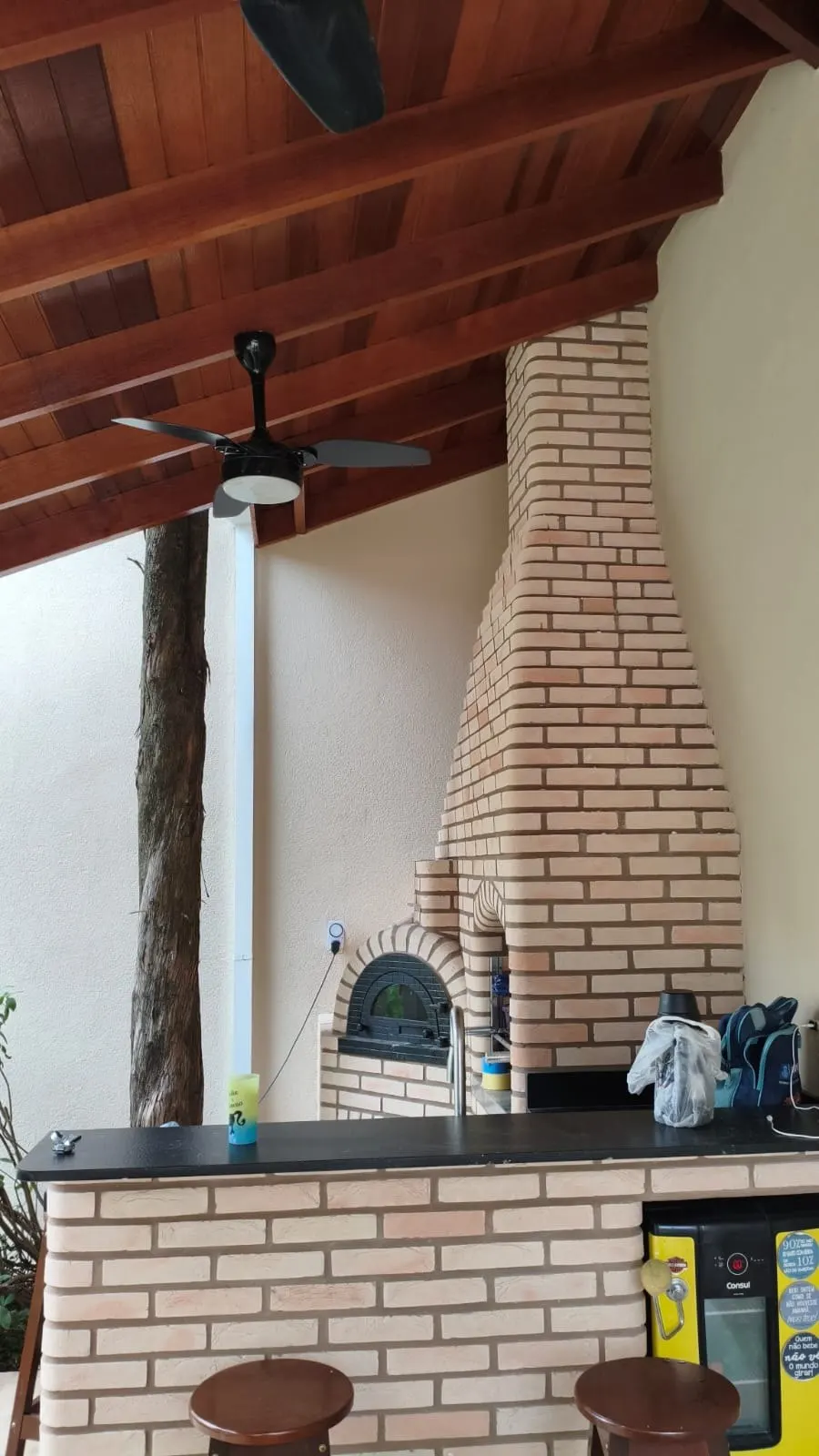 Churrasqueira de tijolos com forro de madeira tratado