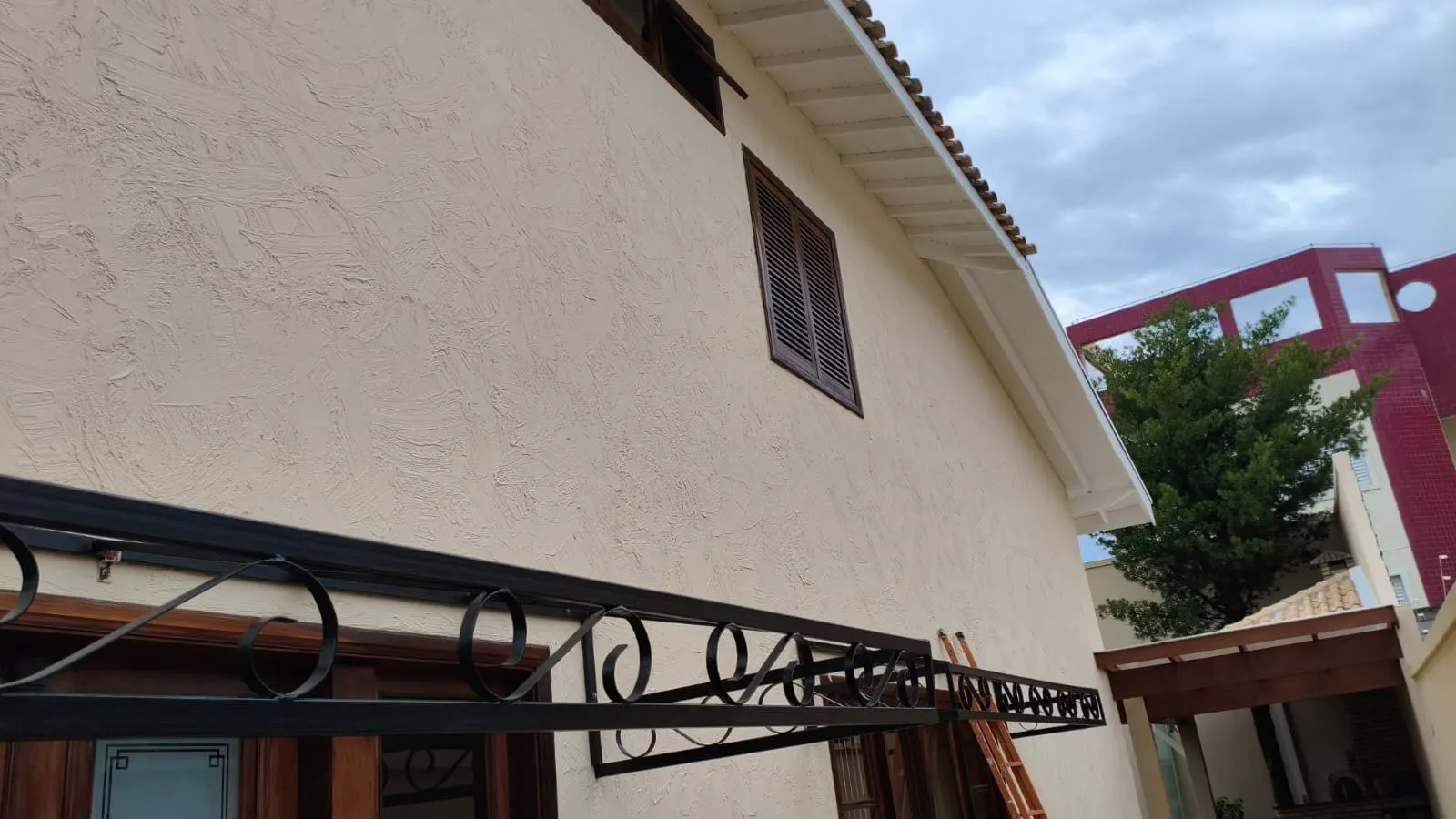 Fachada lateral com toldo de ferro após a pintura